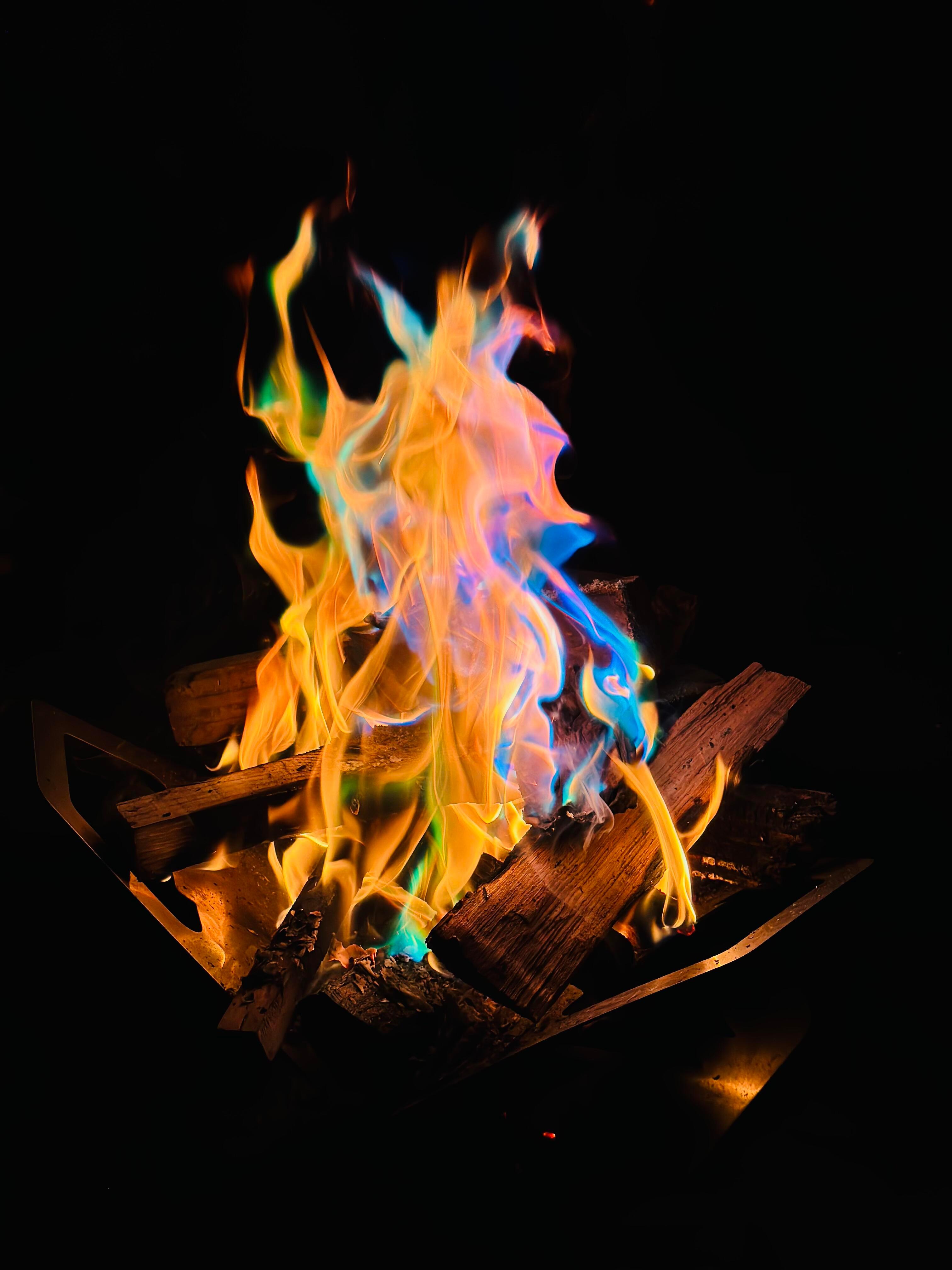 今日火盆请跨，烈焰照途邪祟避，福星随影财运来。 