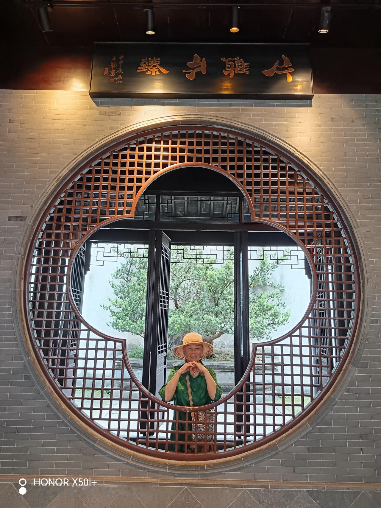 苏州留园：早上出去早一点，园林里人就少一点。