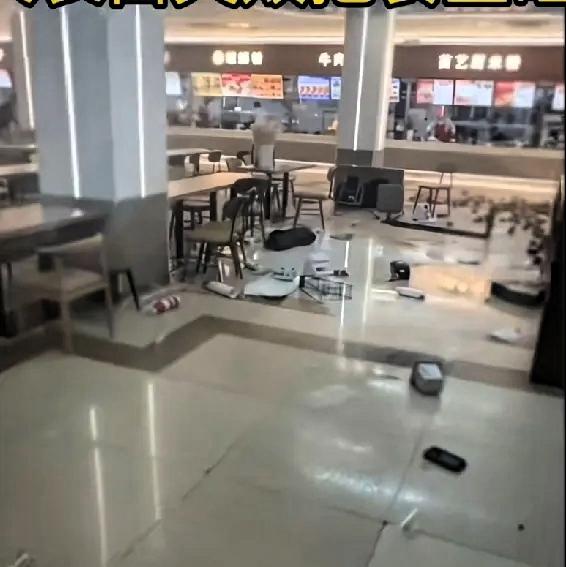 万万没想到，
吉林某大学会以这种离谱的方式火出圈。
 
这名男生在食堂准备当众表