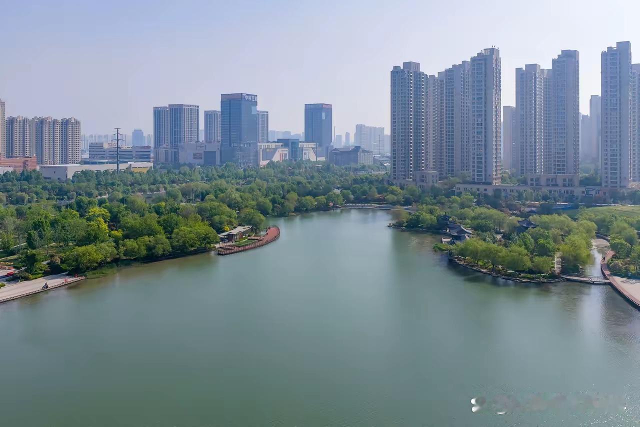 济南北湖可是个宝藏地。它位于济南天桥区，水域面积不小，周围的景色超美。
春夏时节