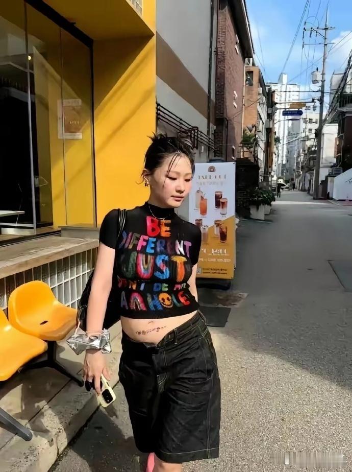 我可能是太保守了，接受不了金靖不系扣子，晒孕肚的行为 