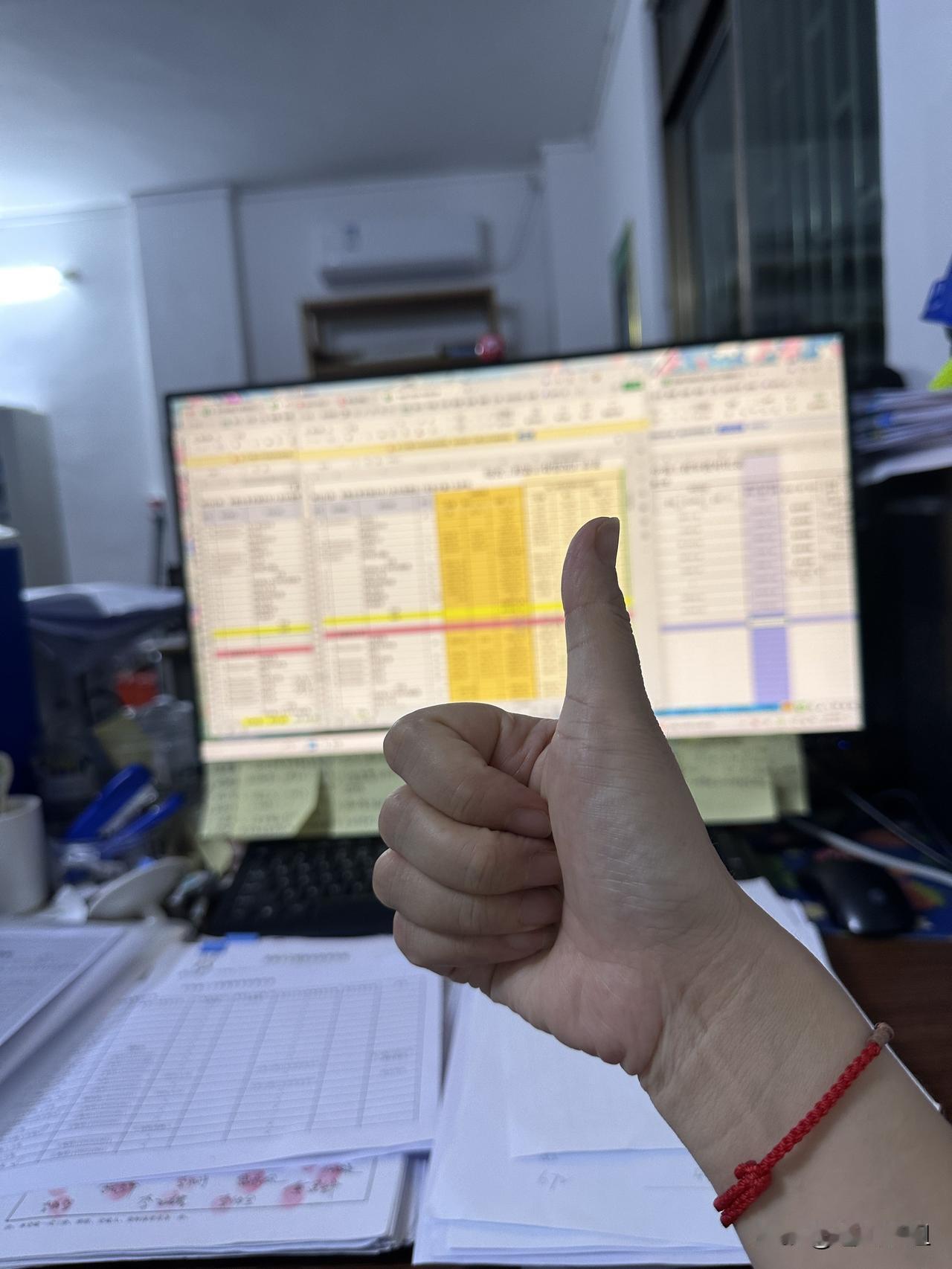 加班加点到怀疑人生[流泪][流泪]。

今年的工作太具有挑战性了[流泪]，压力重
