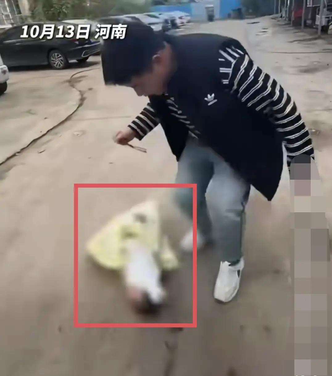 家长哄娃时做过什么危险
家有萌娃，哄娃时有些家长为求快速安抚，会做出危险事。
 