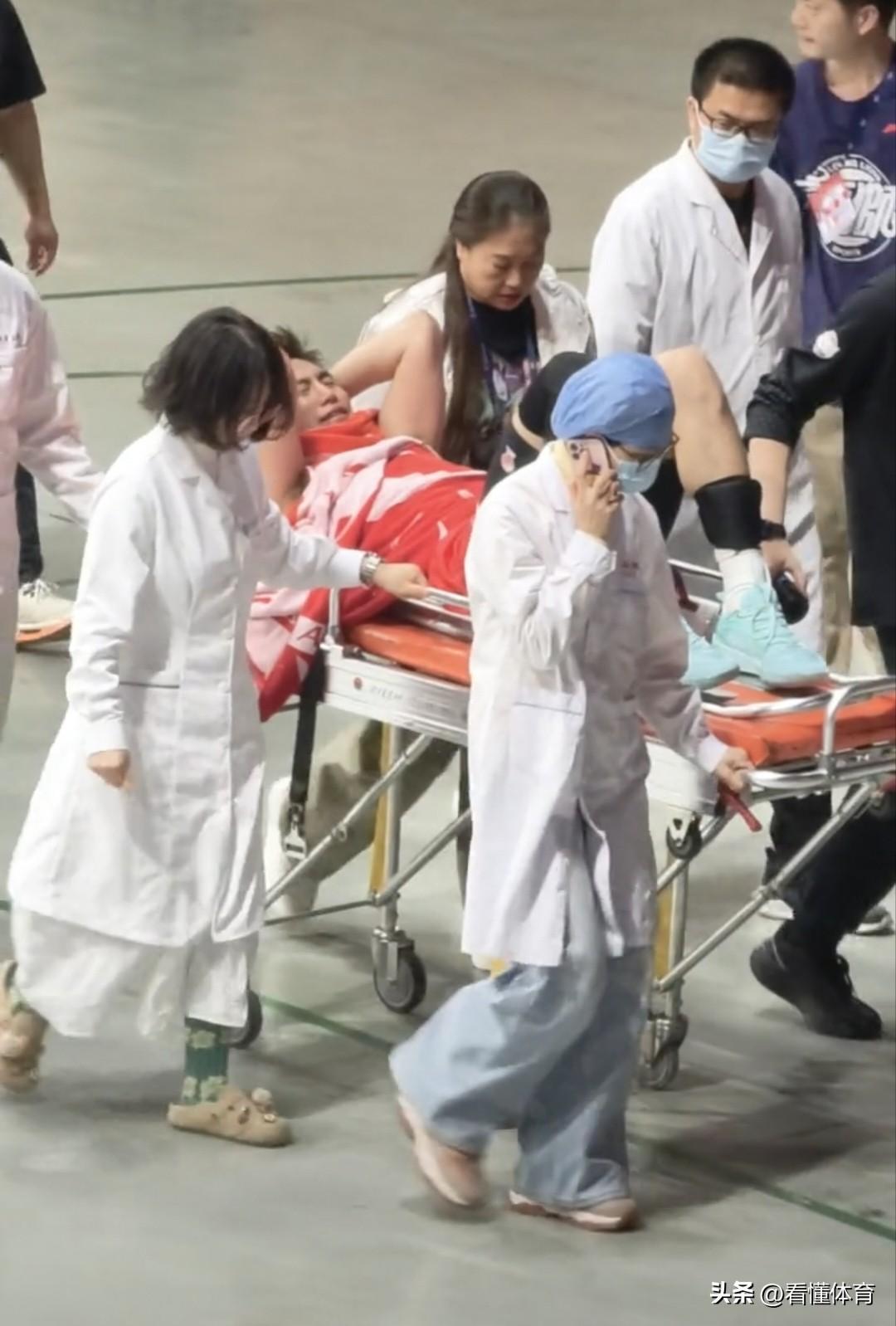 郭艾伦这是怎么了？怎么还上了担架，哭的这么伤心？

看了一下广州龙狮和山东队的补
