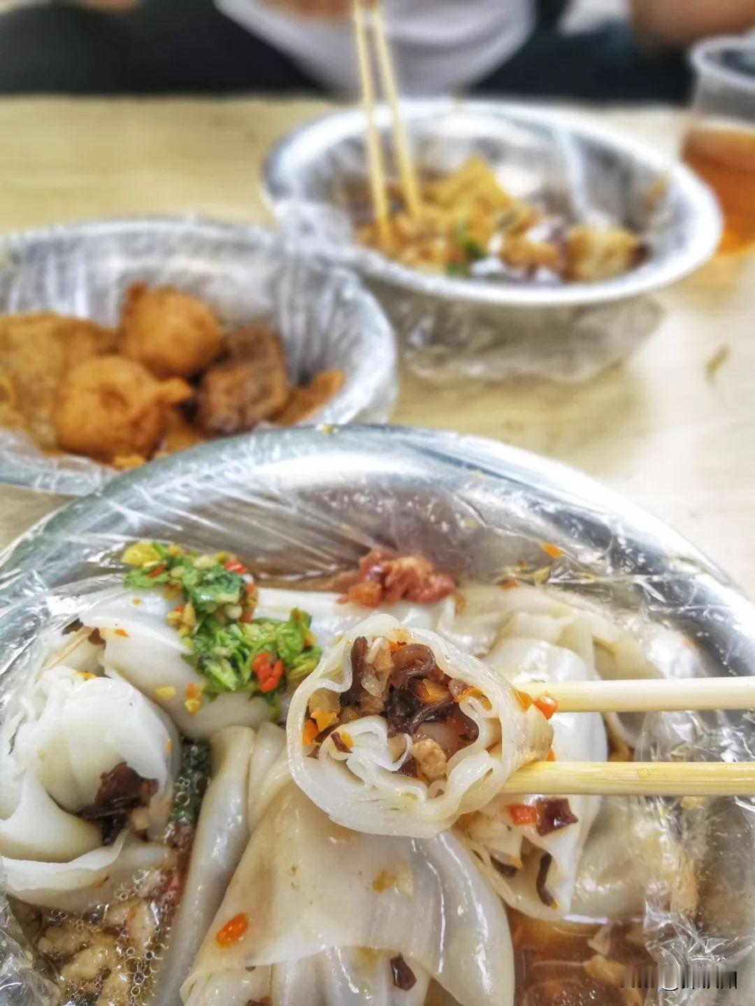最早廖姨是骑三轮车在街上摆摊的，后面99年开始才在翰林福第对面这里定点下来。每天