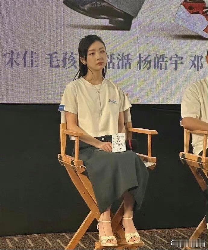 周冬雨以其纤细的体态著称，而她脚上那条醒目的黑色纹身线条，更是增添了独特的个性风