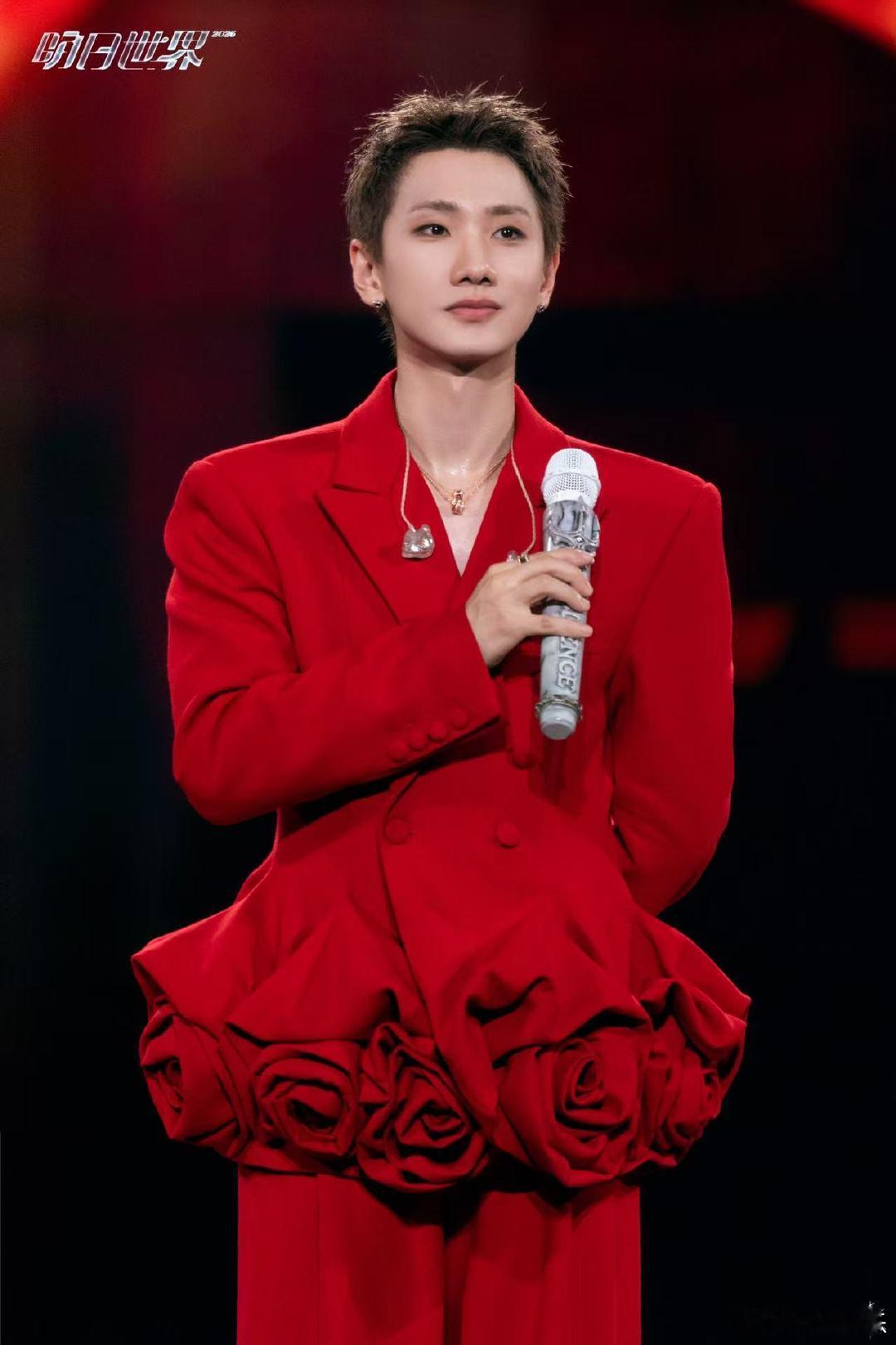 汪苏泷七夕演唱会比了个七属于歌迷的七夕限定记忆！汪苏泷舞台比七这个瞬间，足以回味
