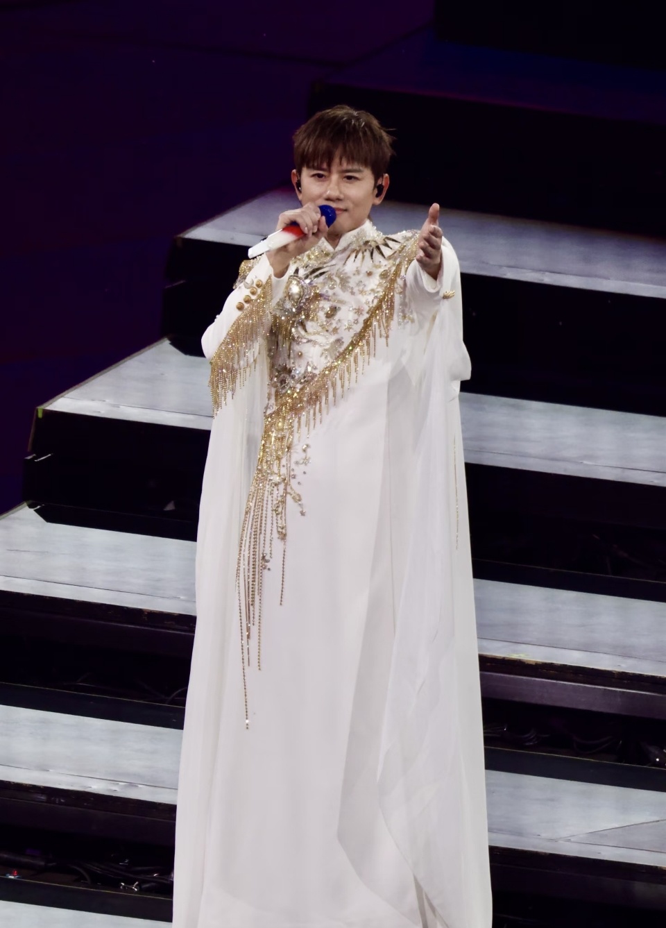 张杰演唱会柳絮也是play的一环张杰演唱会柳絮舞台效果张杰演唱会柳絮也是你们pl