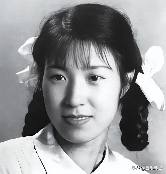 福贵人签了离婚书，皇帝成了陌生人，她开始自己交水电费。
她没哭没闹，也没回老家种