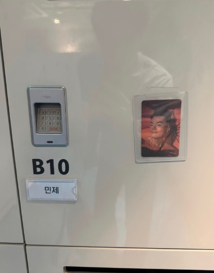 JYP给旗下爱豆送自己小卡 JYP给旗下爱豆送了自己小卡，贴在了柜门上……于是爱