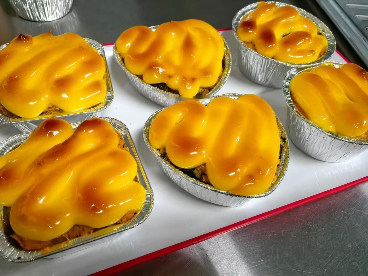 黄金满盘，香气扑鼻。真好看👀这是什么做的呢？谁吃过，看着真好吃😋，这是什么呢
