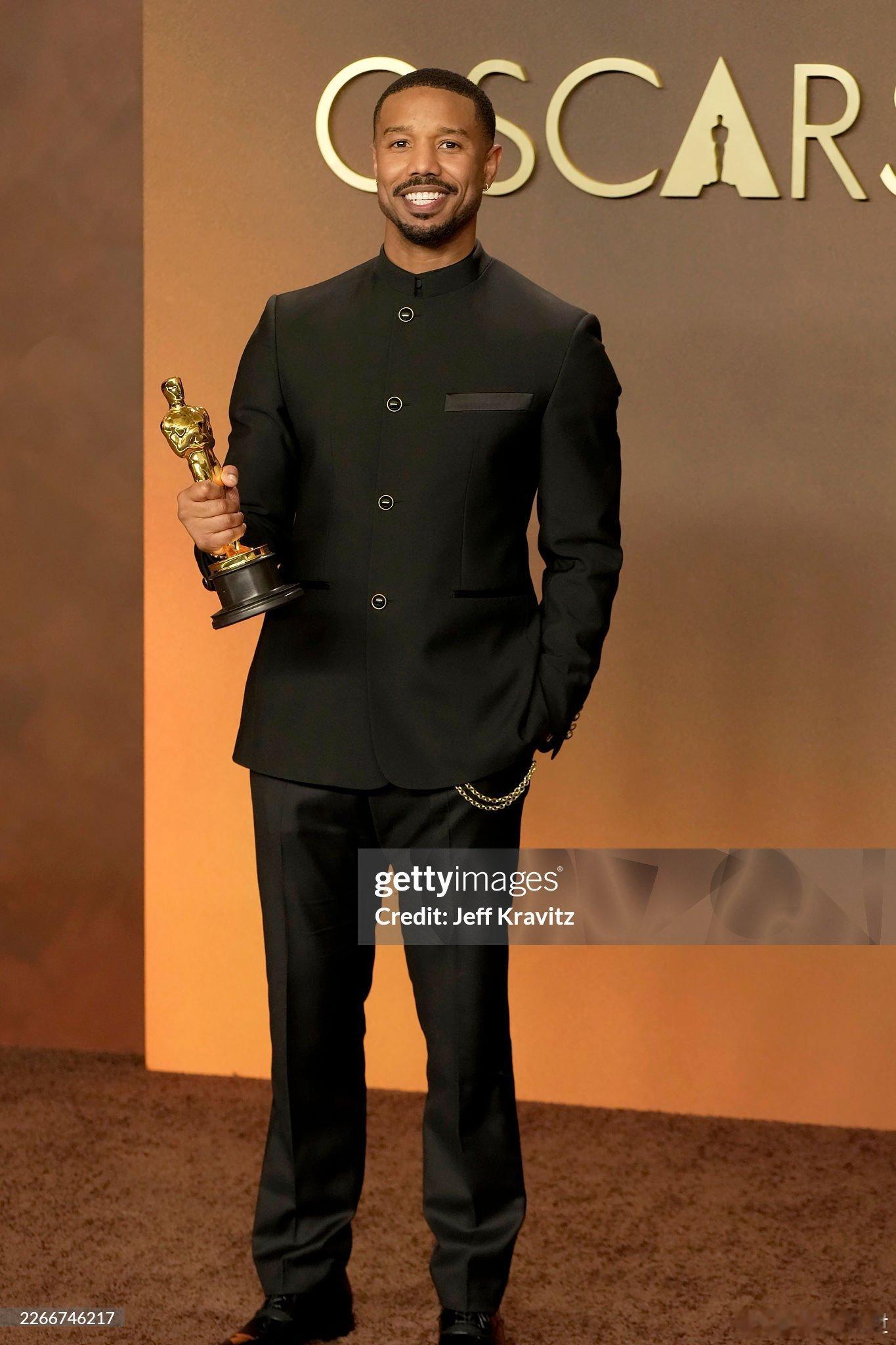 奥斯卡影帝迈克尔·B·乔丹展示自己的小金人： 