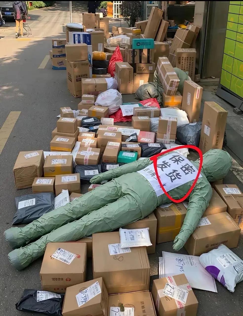 干嘛非得写这几个字，写个服装模特不就没人注意了？