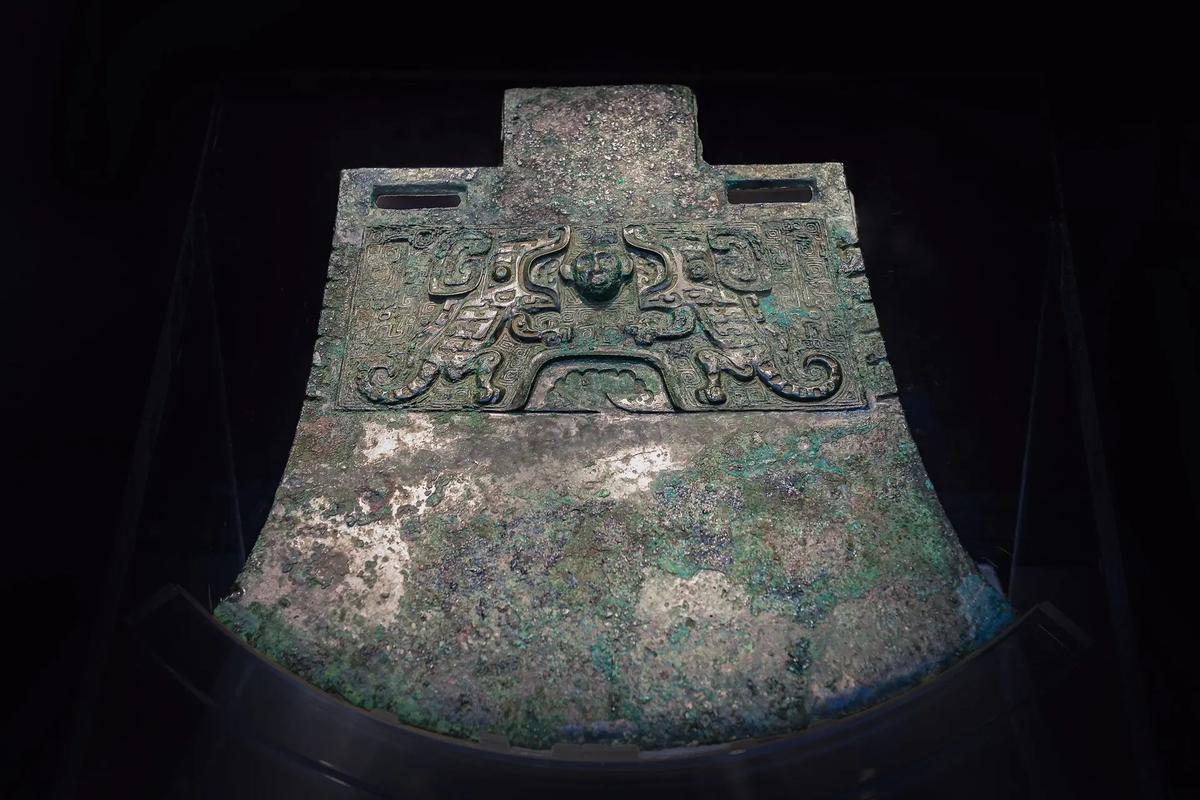 妇好墓中出土有青铜钺（形状像大斧子），这个“钺”作为礼器代表着墓主人生前是领兵的