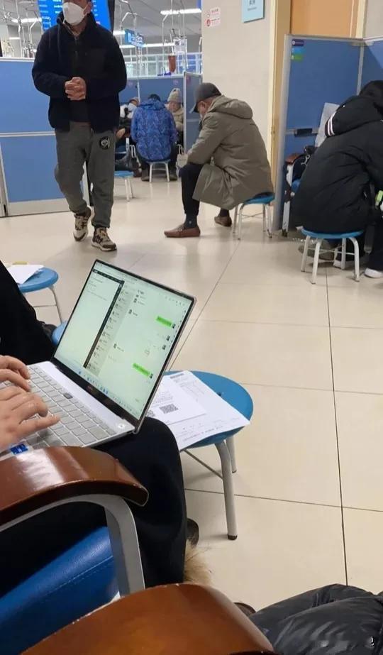 公司前几天上午面试了一个研发工程师，面试官感觉不错当场给候选人表示“会录用他”，