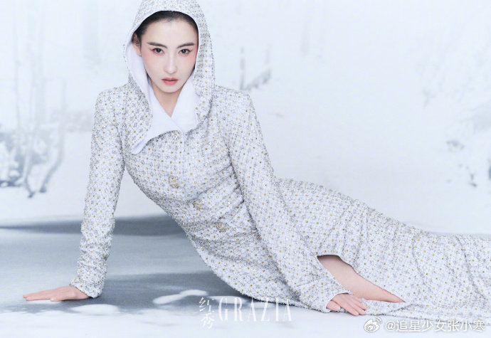 张柏芝红秀四月刊封面张柏芝这组大片，把温柔和酷飒平衡得刚刚好，白裙仙气飘飘，黑裙