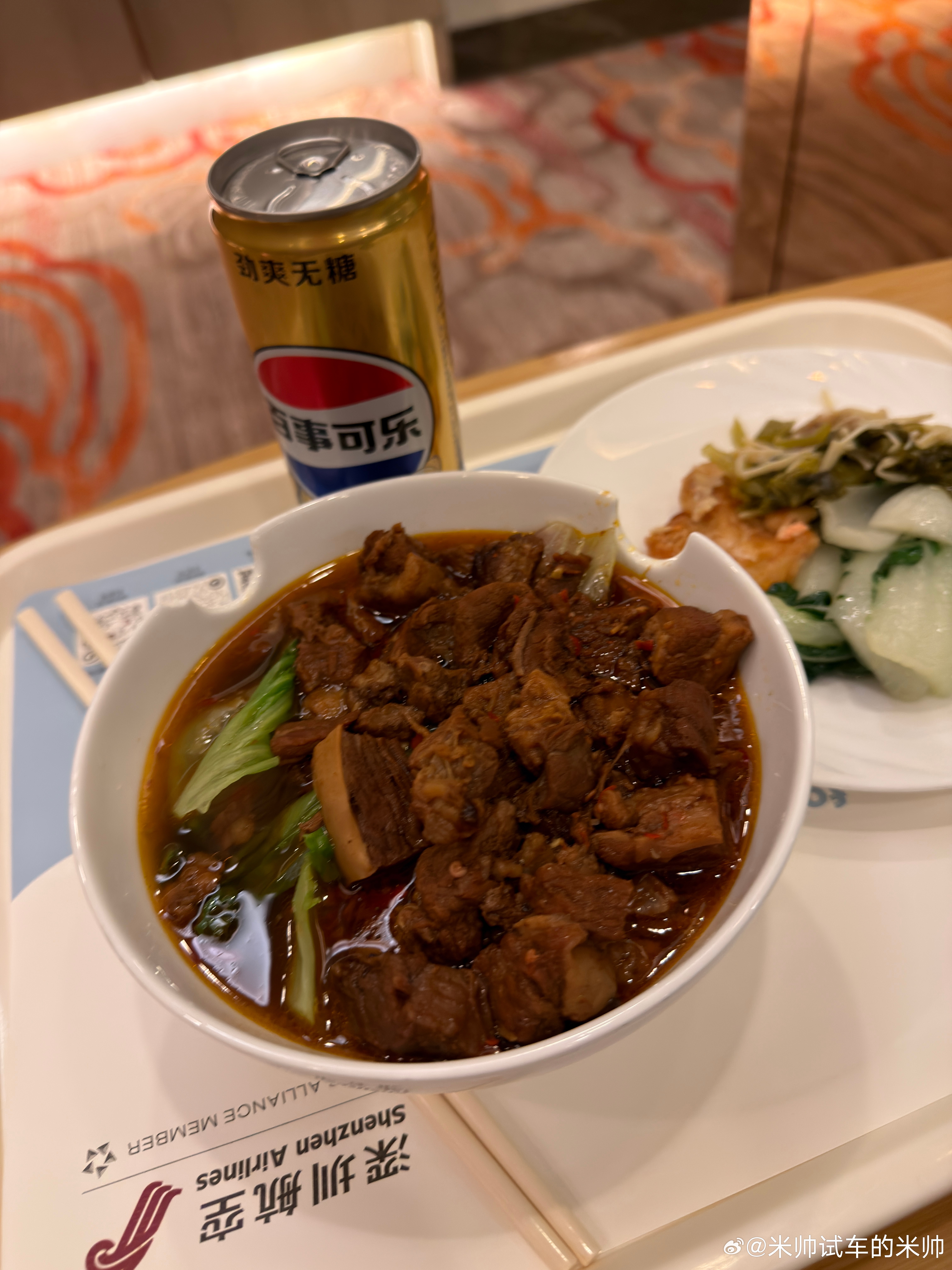 又来吃深圳机场的国航休息室的牛肉面了，特点就是牛肉给的太足了米帅的车生活 深圳·