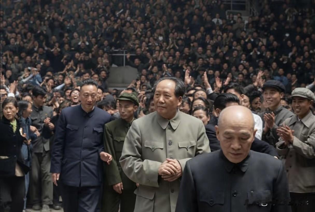 1958年，毛主席会见武汉地区科技界工作者