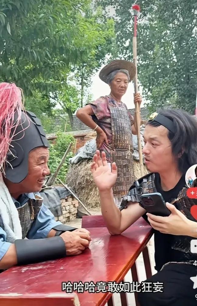 小伙在农村当导演，演员片酬升级：两罐老干妈+20块现金！

前几天我写了一个安徽
