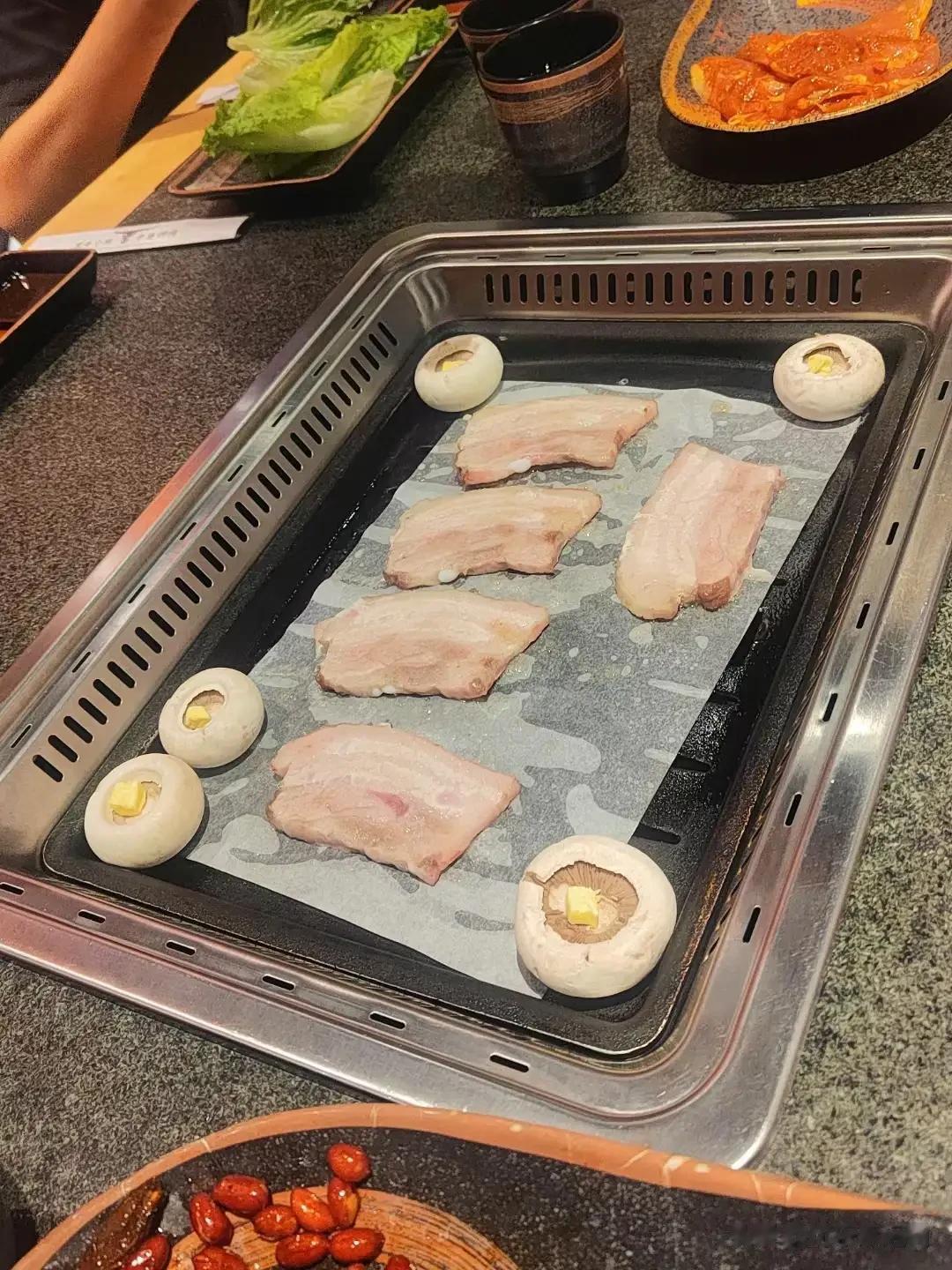 #妙笔生花创作挑战#
天气开始变冷啦，为了御寒怎能不囤点肉肉！嘿嘿，这也是为爱吃