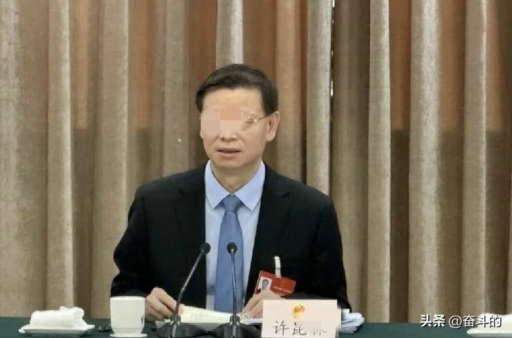 小窗口藏大腐败！
普通办事员8年狂捞1600万，细思极恐
 
谁能想到，天天和咱