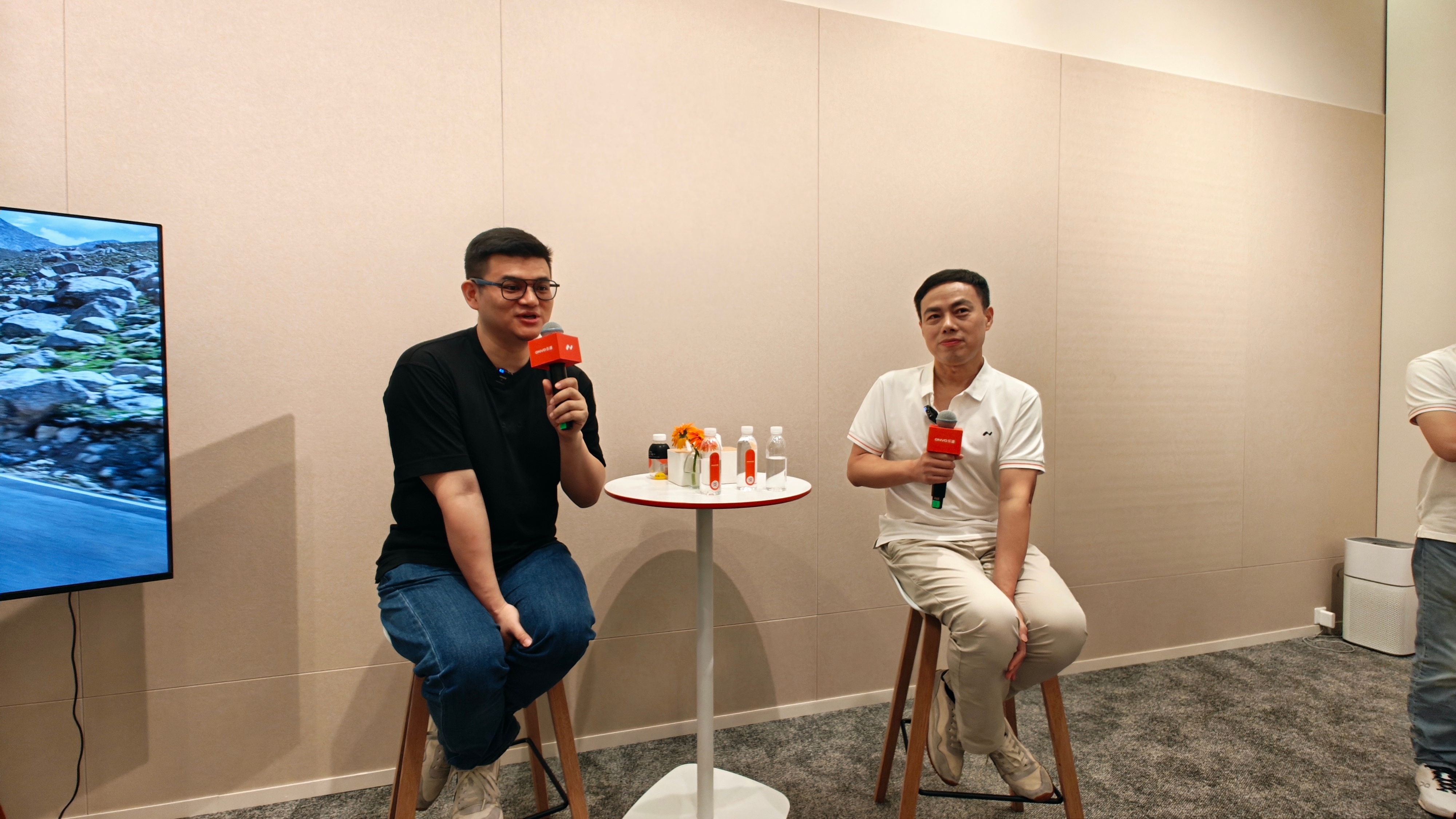 乐道这两位负责人，我就正对着第一排坐着，整个面对面就像兄弟和家人聚会，气氛特别好