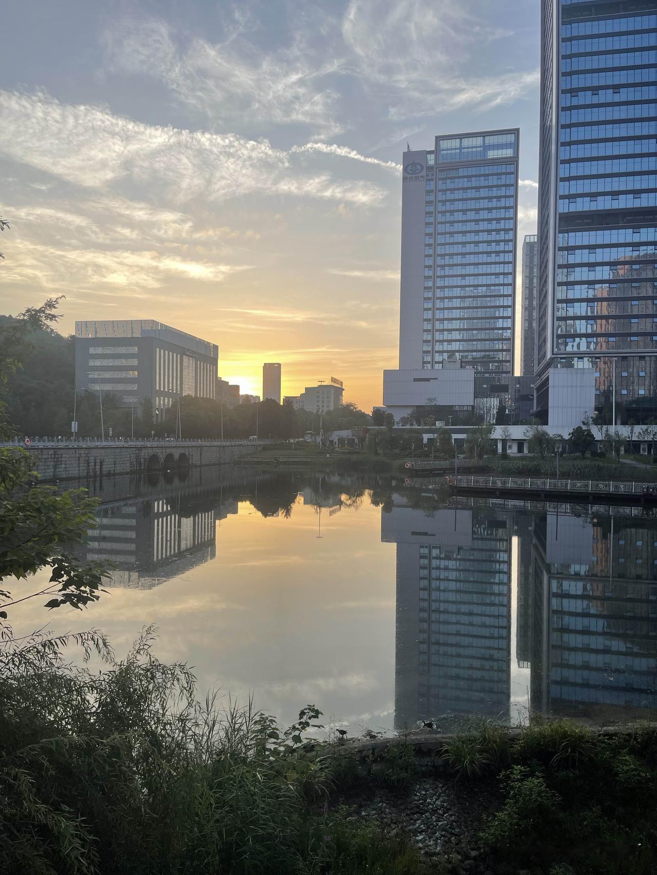 开启美好的一天
昨日的烦恼和疲惫要去化解
要学习会翻篇
期待美好的一天中的新鲜感