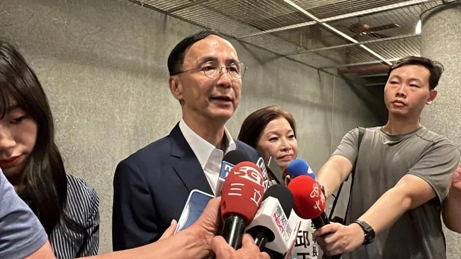 陆委会查办饶庆铃 朱立伦批：台湾怎走向民主倒退？
台东县长饶庆铃以预录影片方式参