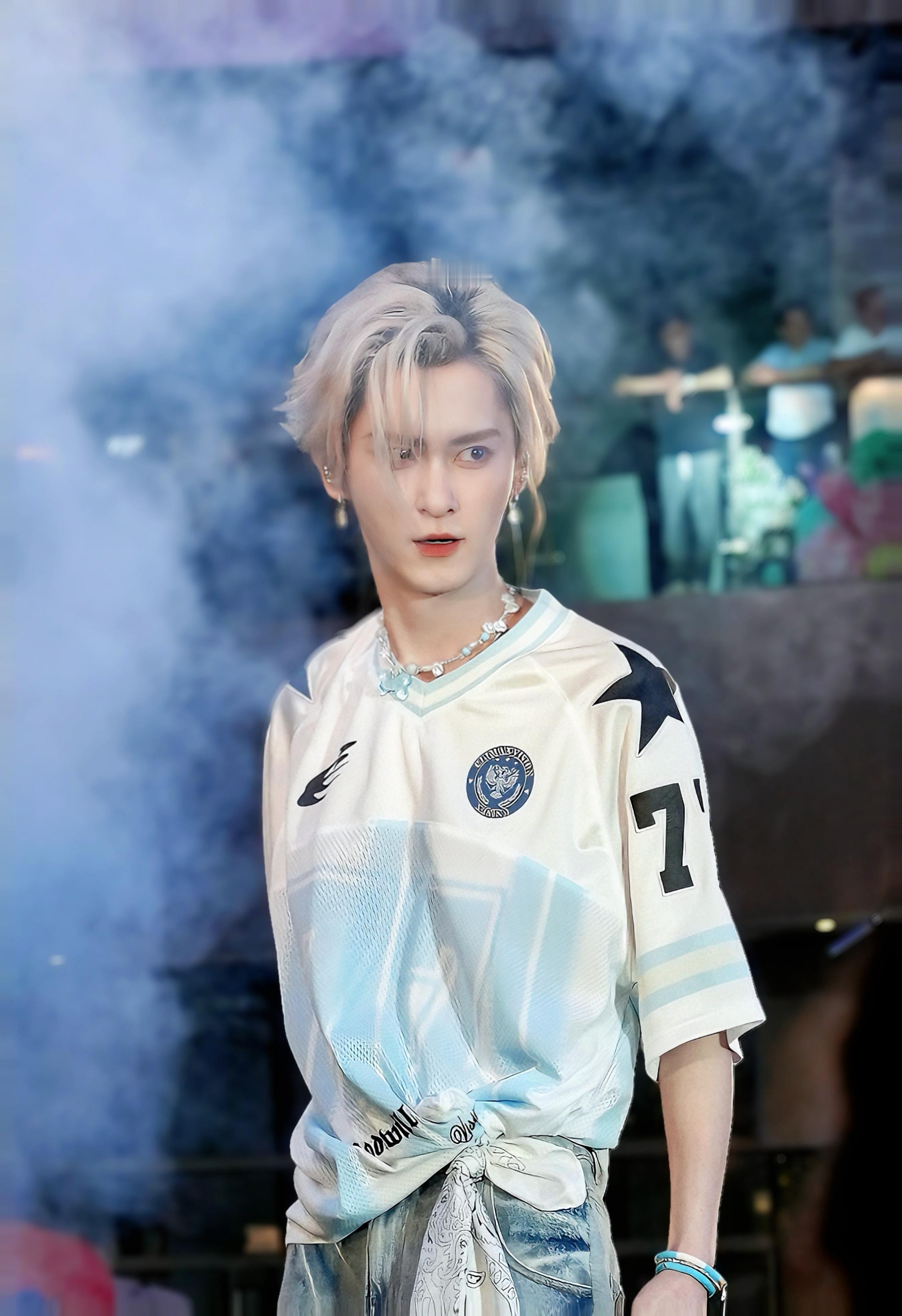 杨淘  🍑 杨淘太帅了 烟雾里的yht 