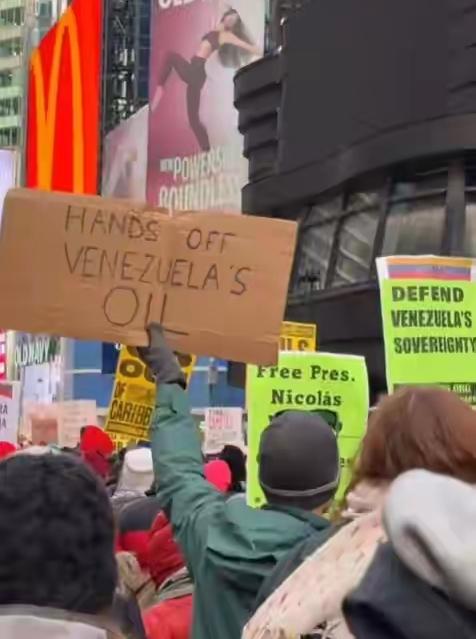 美国反战游行！
非常正确，美国人民是懂利害的。
美国动用武力，占石油，赚了钱，少