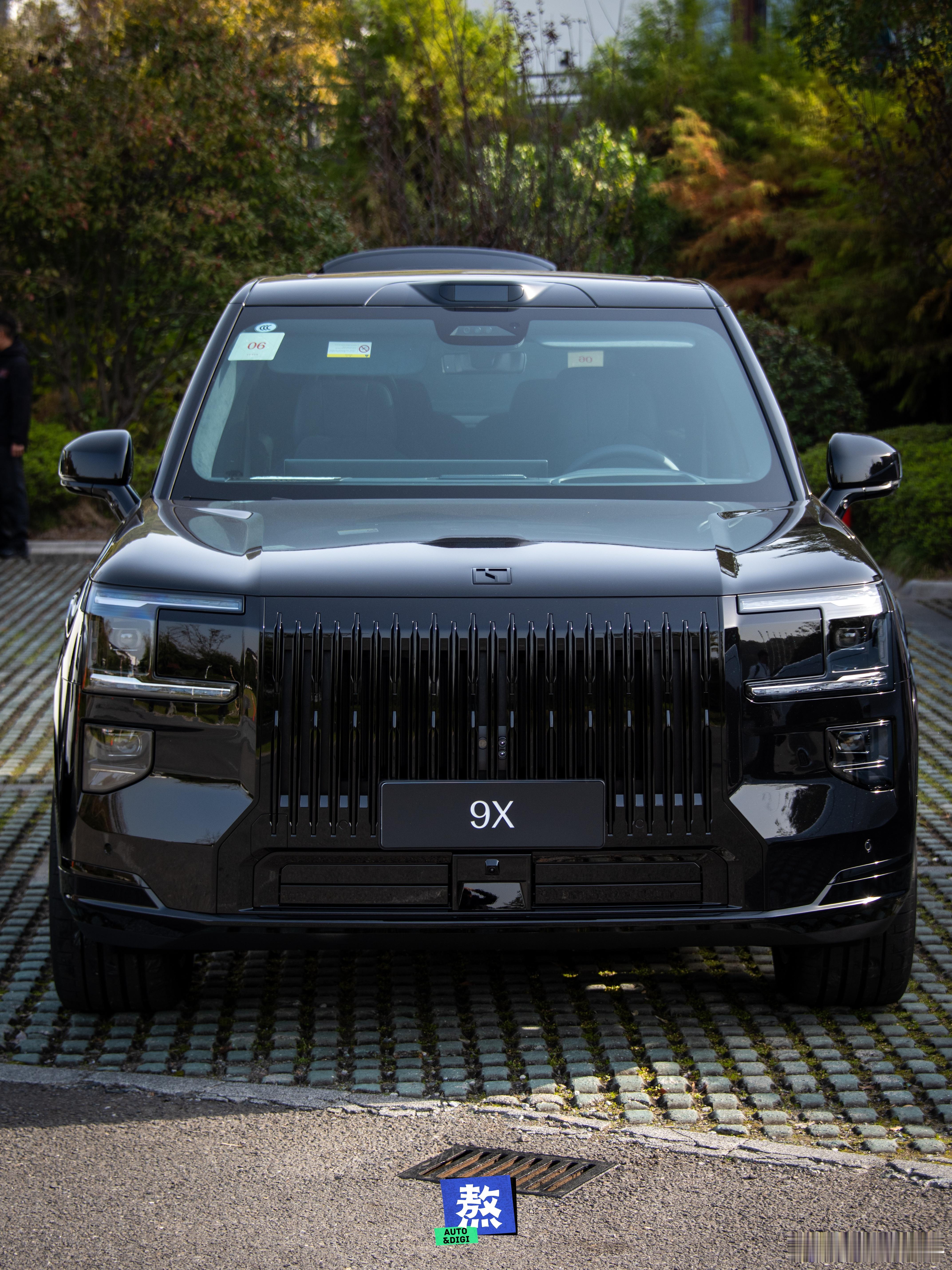 这次极氪9X/9X Hyper试驾活动提供了四款外观色的试驾车，唯独缺暗夜紫。曜