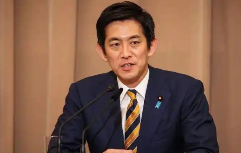 高市刚凉，两大狠角就抢班夺权，结局太讽刺。高市早苗还没下台，日本首相的接班大戏就