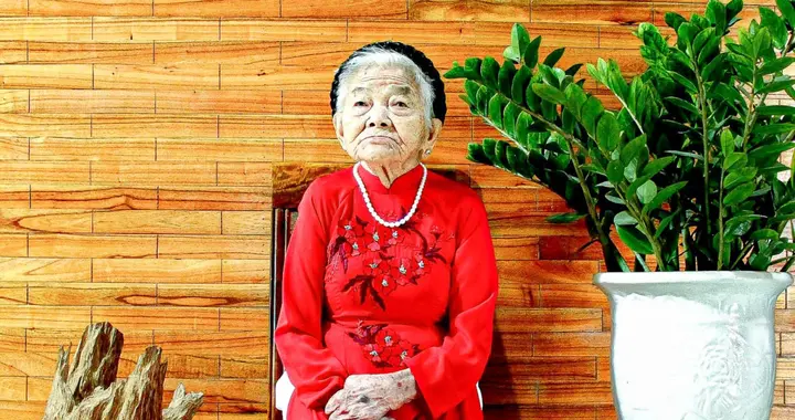 天湖|越南102岁老妇成网红，穿越南国服被称为“奥黛美女”