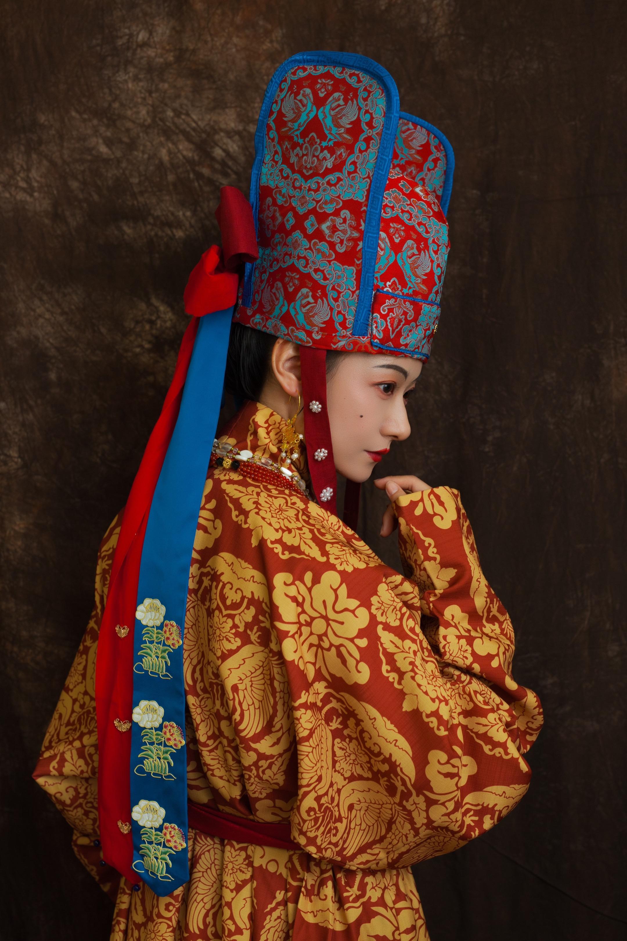 辽·高翅冠｜契丹女子的时尚单品。✨在契丹民族跃马草原的岁月里，高翅冠如...