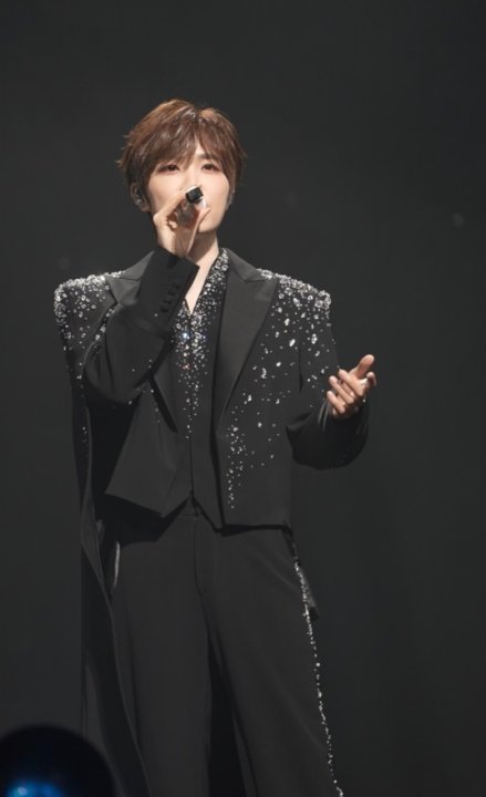 徐良演唱会和自己隔空对唱骗你的徐良根本没变老徐良今晚杭州演唱会和自己隔空对唱啦！