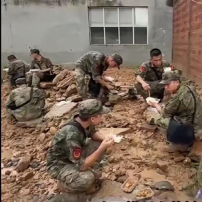 你刷到灾区现场那组民兵蹲在废墟上吃饭的照片没？地震发生后，几百名民兵第一时间从周