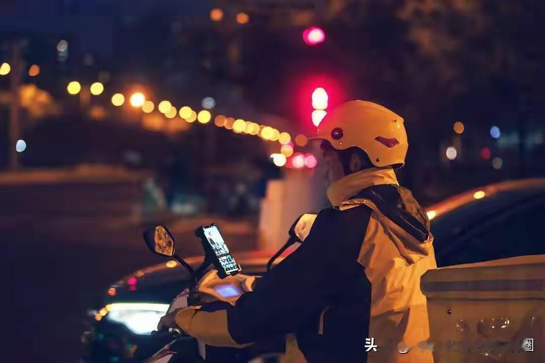 最揪心的就是看着骑手为了还债、为了生活，拼命跑单、忽视健康，明明累到极致，却还是