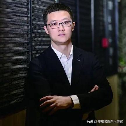 【给永辉亏损100亿的CEO走了】

这位CEO是2021年加入永辉的，从202