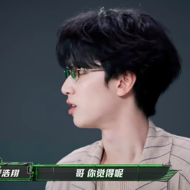 还是要说一句，严浩翔和这套Emporio Armani SS26是否有点太适配了
