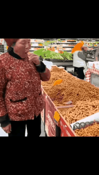 别人逛超市是消费
大妈逛超市是干饭

超市里
这位大妈把超市当成了自家的零食柜