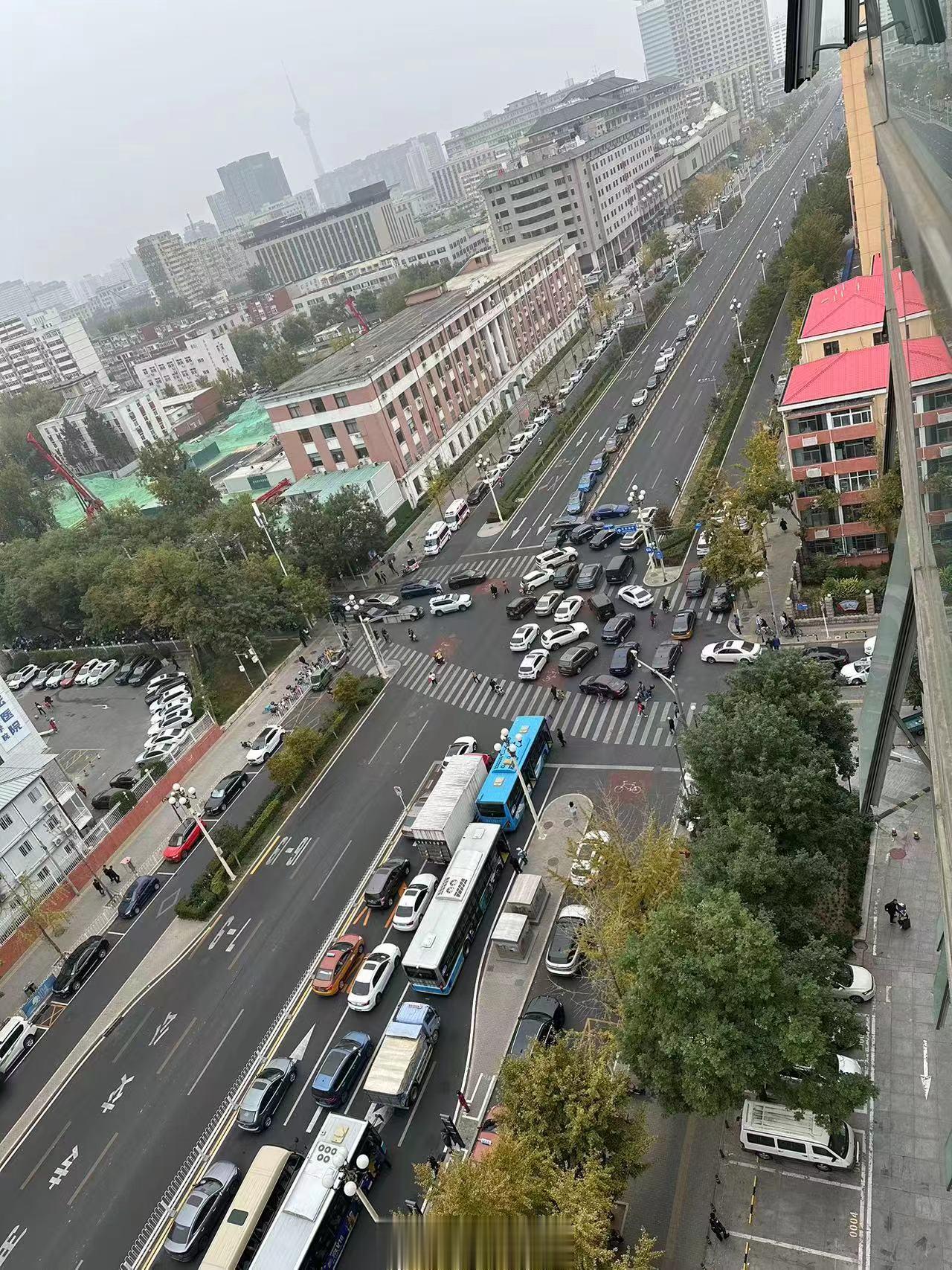 #早高峰##堵车的原因找到了# 在这个图里能看出堵车的原因吗~ ​​​