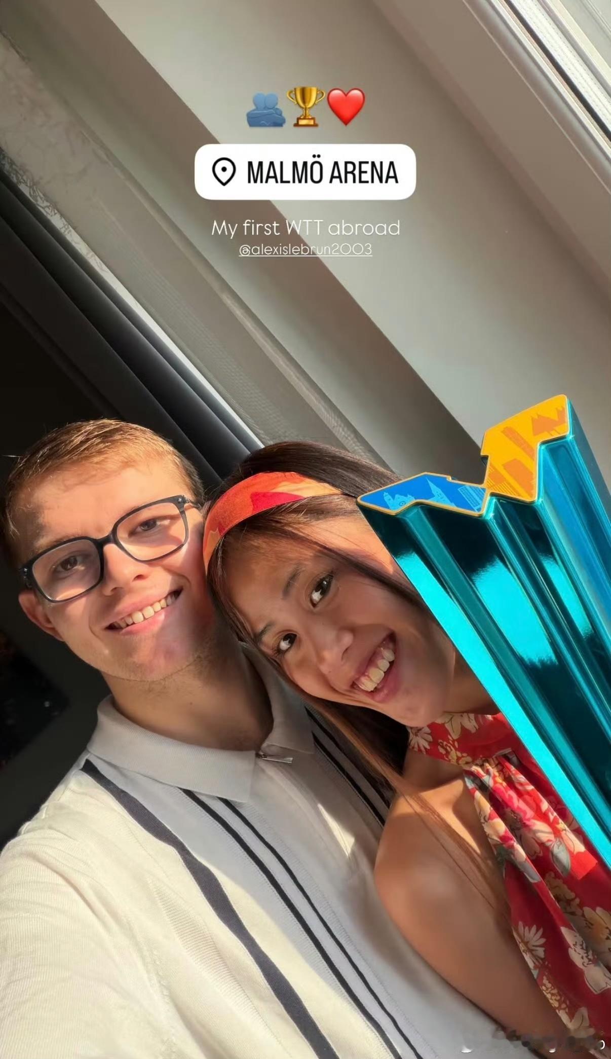 大布女朋友也来瑞典看比赛了。
勒布伦兄弟瑞满男双夺冠后，哥哥又抱起小布来庆祝，兄