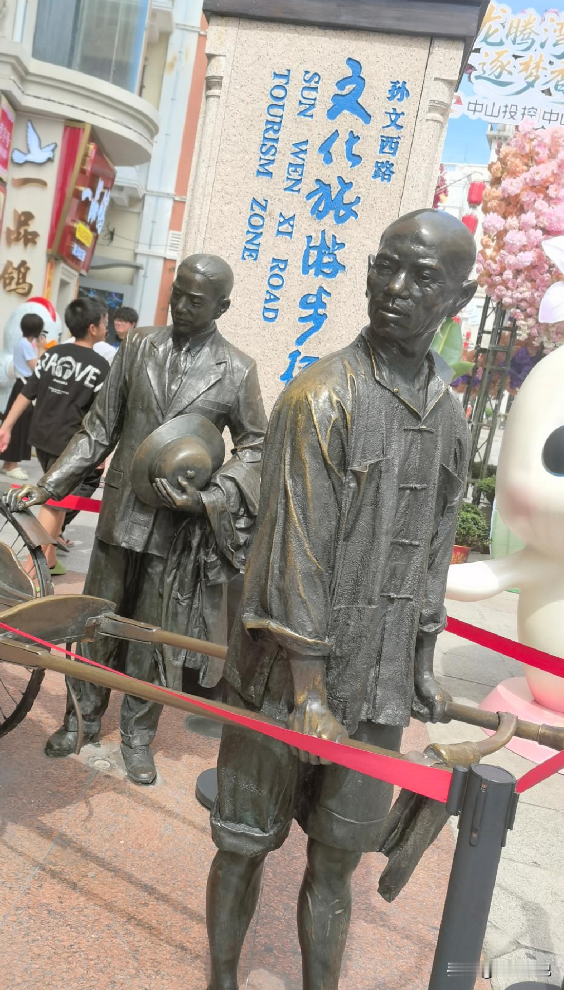 夏天最爱的就是短T恤加短牛仔裤，再加上一双洞洞鞋或是小白鞋，主打一个清爽又舒服[