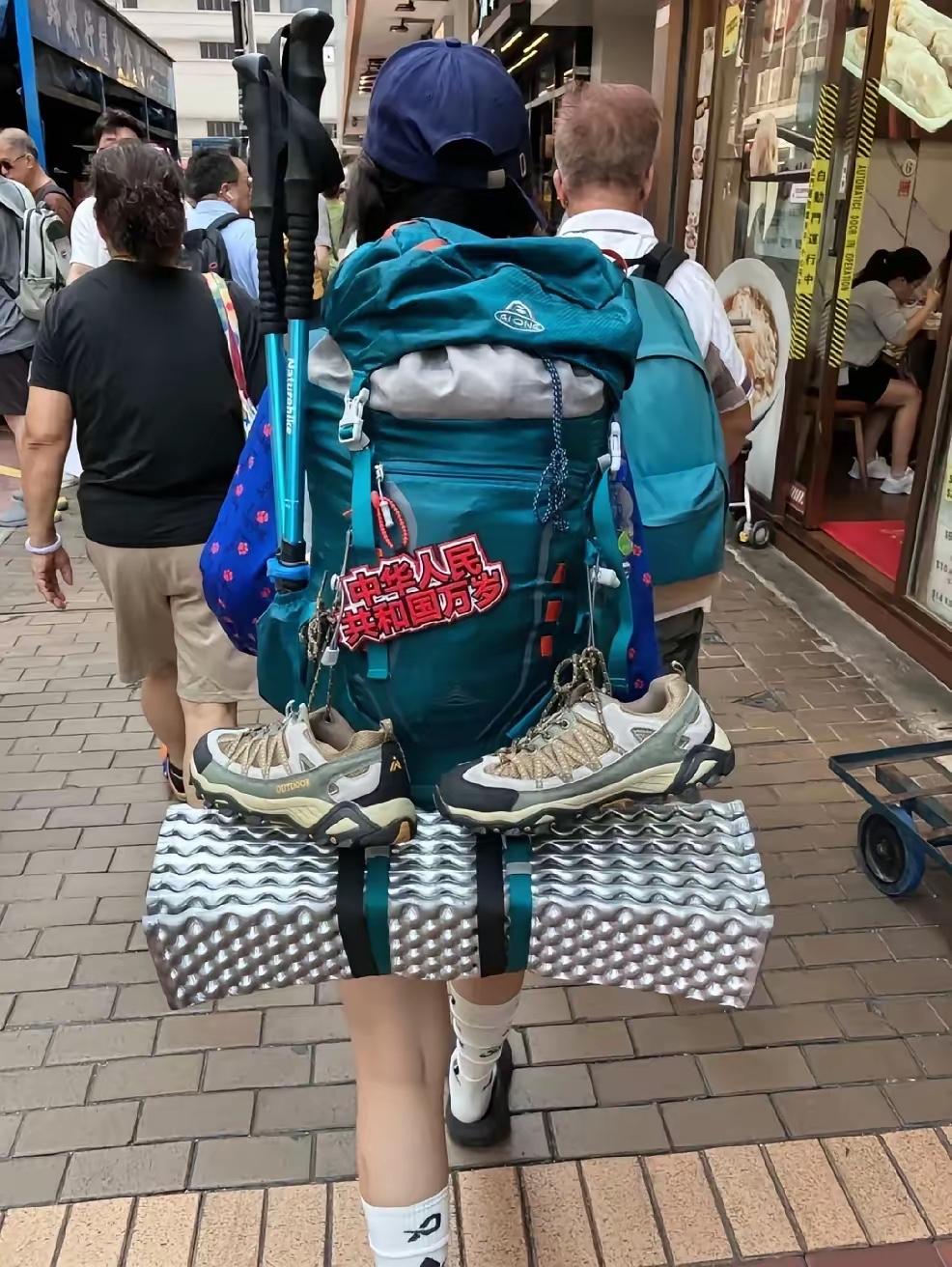 香港网友吐槽来香港一日游的内地游客越来越多了，但却高兴不起来，现在大多数年轻人人