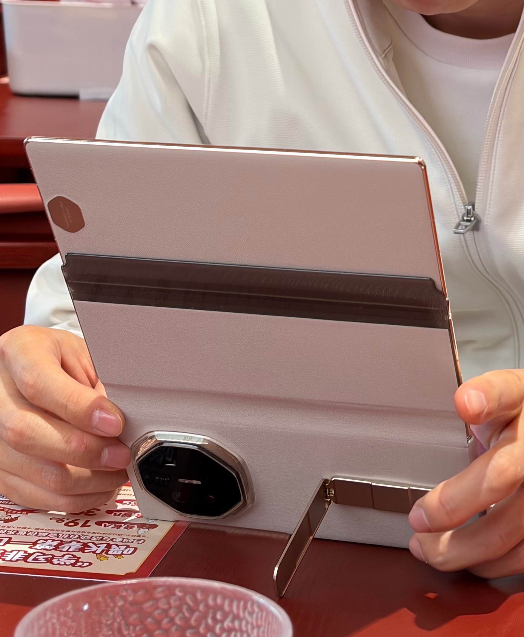 三折叠我最喜欢用的方式是展开竖向使用，瞬间获得巨大屏手机，应用显示方式跟手机一样