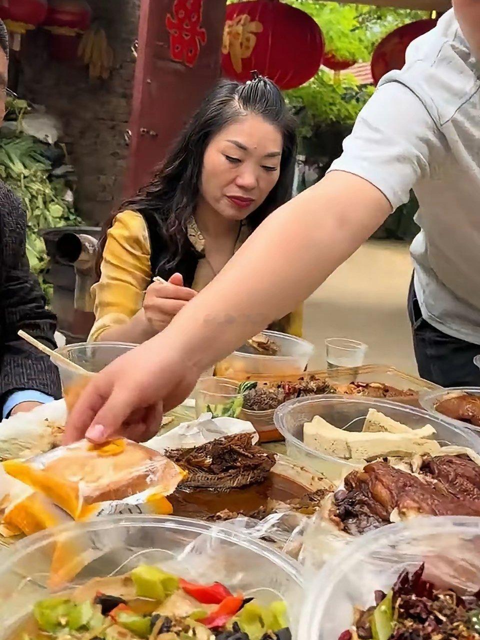 好心办了坏事！一桌人坐在一起吃席大衣哥却递来了4块老婆饼，这怎么分啊？ ​​​