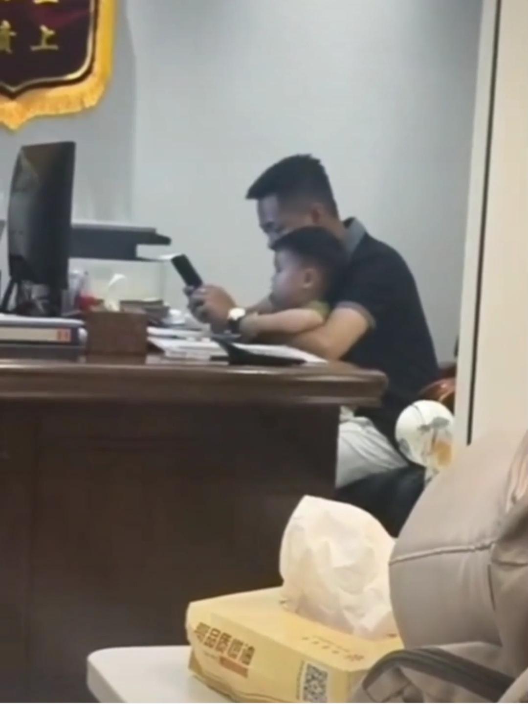 时间过得好快，下半年小家伙就要去上幼儿园了，大家都有点舍不得。

同事的儿子，家