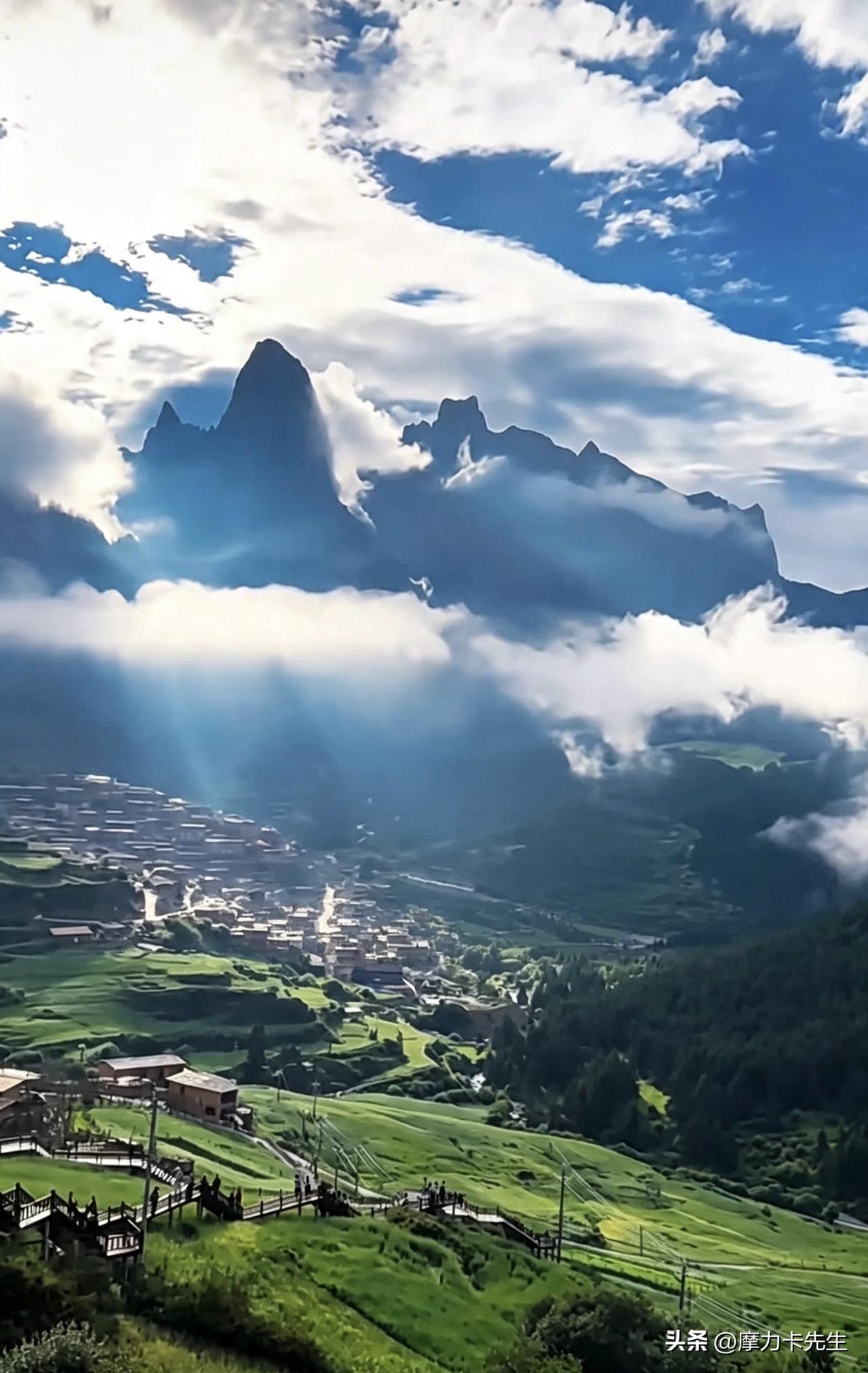 一路向西走进甘南，仰望扎尕那云雾缭绕的石山，漫步倒映云天的湿地草原。曲折公路穿梭