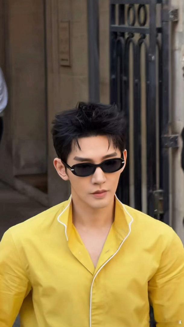 WWD编辑镜头下的邓为邓为天花板级逆应援 WWD镜头里的邓为也太绝了吧！这张脸这
