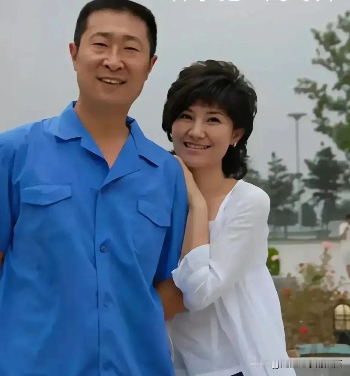 原来林永健和她是一对明星夫妻。说实话林永健其貌不扬，不化妆，根本就无法直视，但就